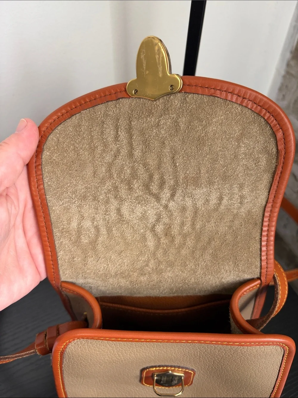 Dooney & Bourke Classic Tan Crossbody Shoulder Bag - Brown & Tan COA
